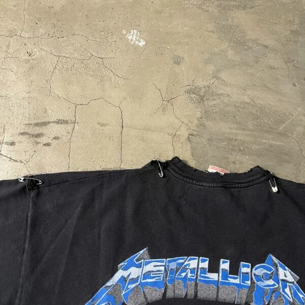 Metallica “Metal Up Your Ass” Graphic Tee Vintage 2000s – Distressed Collar with Safety Pins